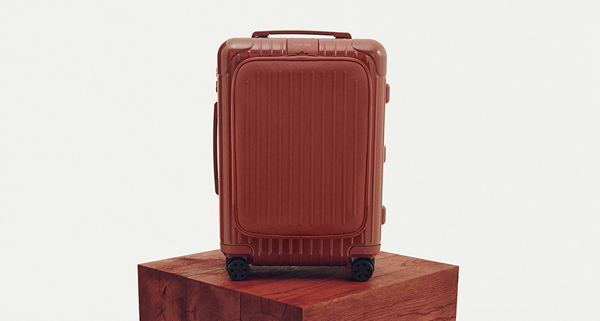RIMOWA以對比之美展現精湛工藝，推出全新Essential  Sleeve 玫瑰木季節限定色！