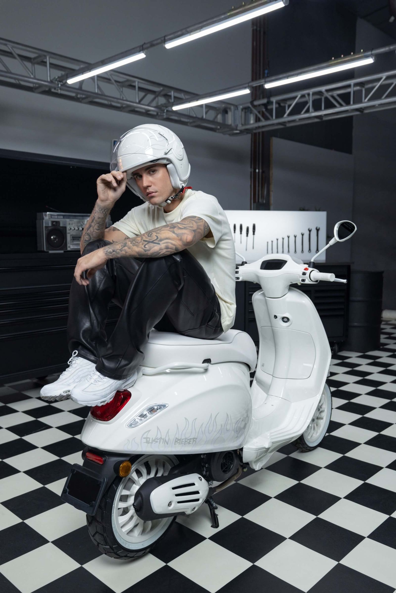 掀起純白烈焰狂潮！JUSTIN BIEBER X VESPA