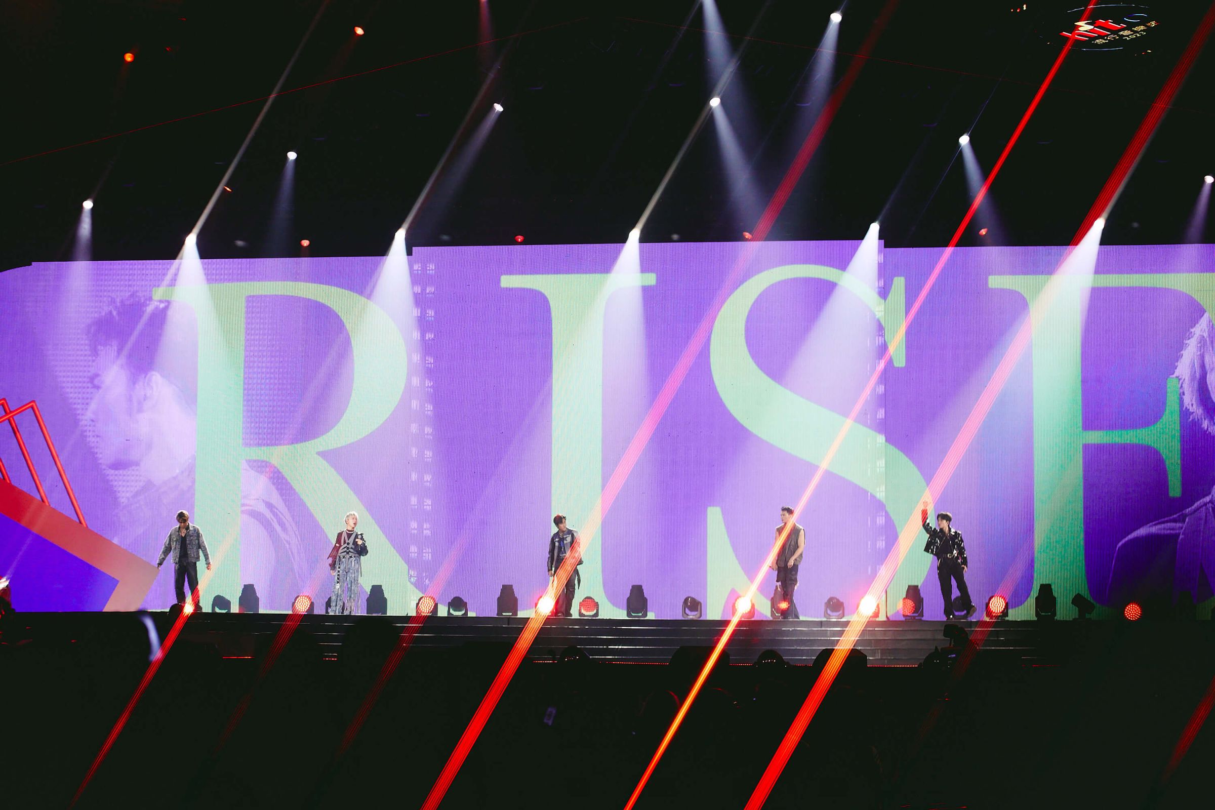 首次挑戰rap！「五堅情」登小巨蛋限定版饒舌歌唱出〈RISE