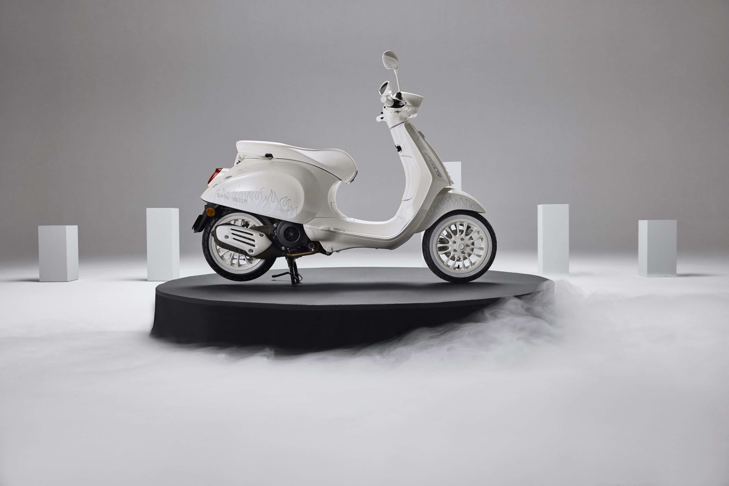 掀起純白烈焰狂潮！JUSTIN BIEBER X VESPA