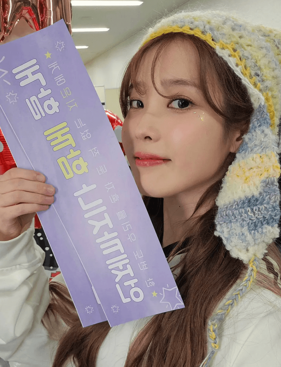 演唱會該穿什麼才好？盤點5個 IU 「同款單品」：高彩度編織