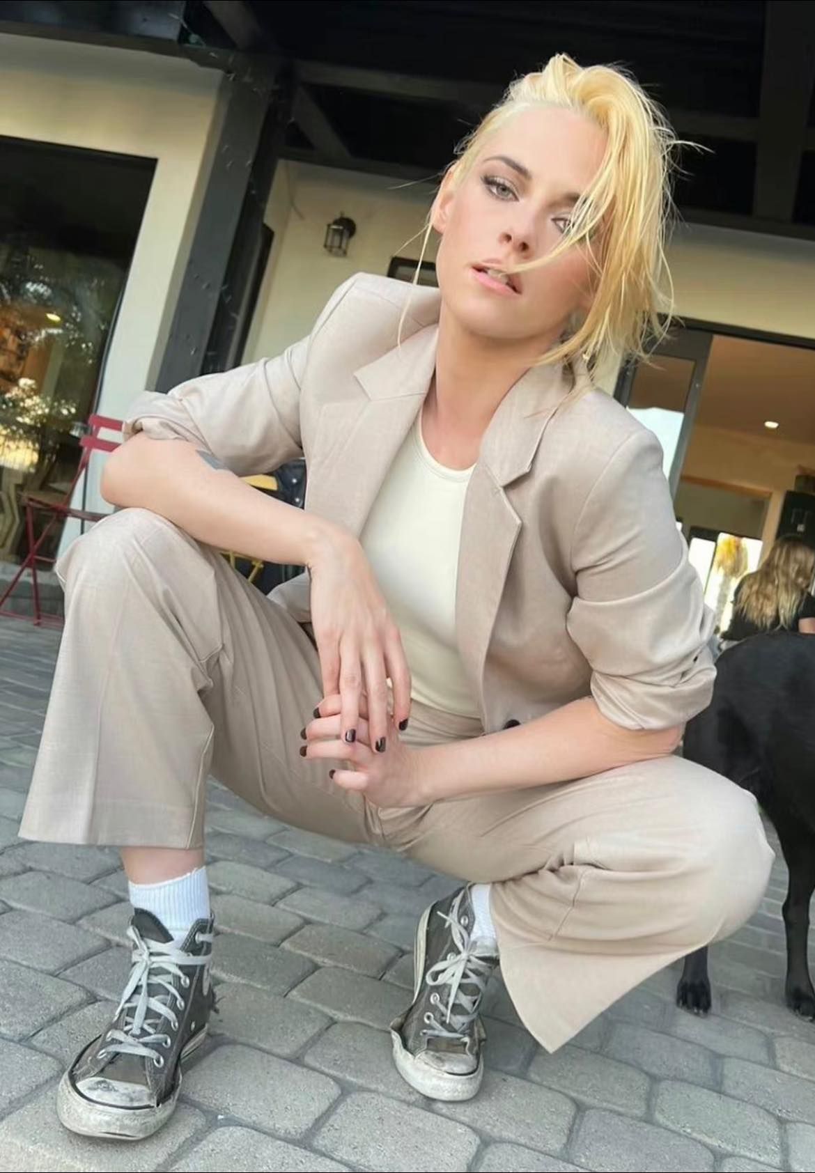 最討厭穿高跟鞋的女星!盤點克莉絲汀史都華「3套時尚休閒穿搭」,球鞋混搭禮服也超搭~