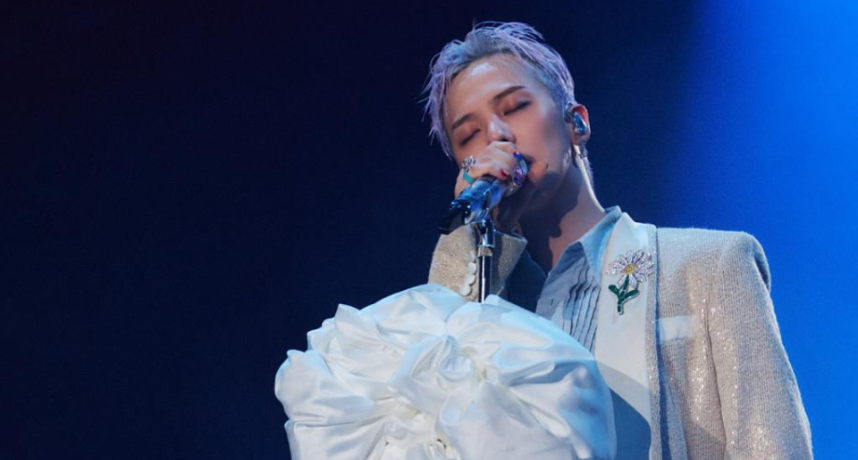 GD 演唱會遇狂粉舉牌「帶勝利回來」，意外引發現場粉絲不滿！