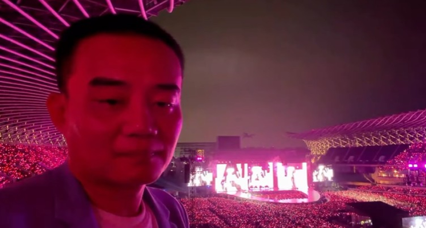 地表最強「演唱會乾爹」！神秘阿北自拍打卡狂吸 2 千萬流量，真實身分是政大法律系暢銷作家